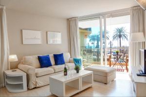 A seating area at La Gioia 1 by Hello Homes Sitges