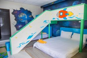 Una cama o camas en una habitación de 宜家莊親子民宿