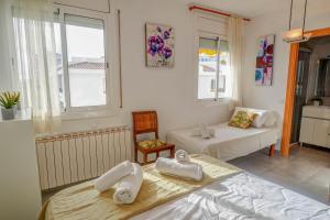 Postel nebo postele na pokoji v ubytování Linda Vista Oasis Penthouse by Hello Homes Sitges