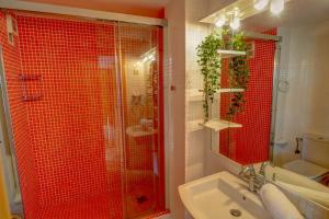 Koupelna v ubytování Linda Vista Oasis Penthouse by Hello Homes Sitges