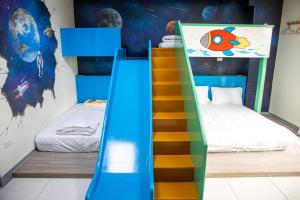Una cama o camas en una habitación de 宜家莊親子民宿