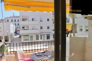 ein Tisch auf einem Balkon mit Blick auf ein Gebäude in der Unterkunft Oasis Sinia by Hello Homes Sitges in Sitges + 18 Fotos