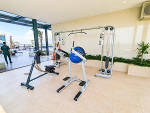 - une salle de sport avec des équipements de cardio-training dans un bâtiment dans l'établissement Lovina 5510 at Pollux Meisterstadt, à Batam Center