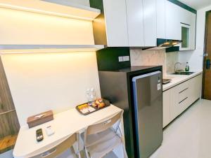 Il comprend une cuisine équipée d'un comptoir et d'un réfrigérateur. dans l'établissement Lovina 5510 at Pollux Meisterstadt, à Batam Center