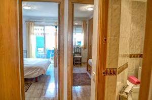 Postel nebo postele na pokoji v ubytování Parellades Apartment by Hello Homes Sitges