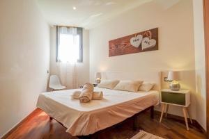 een slaapkamer met een bed met 2 kussens erop bij Seaside April Apartment by Hello Homes Sitges in Sitges
