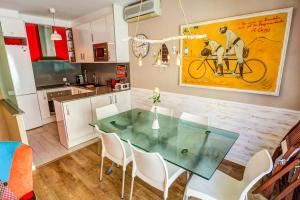 eine Küche und ein Esszimmer mit einem Tisch und Stühlen in der Unterkunft Sweet Raffaello Beach by Hello Homes Sitges in Sitges