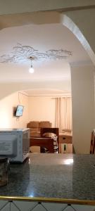 ナニュキにあるPavleena Residence 2 Bedrooms unitのキッチン(電子レンジ付)、リビングルーム