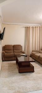 ナニュキにあるPavleena Residence 2 Bedrooms unitのリビングルーム(ソファ、コーヒーテーブル付)