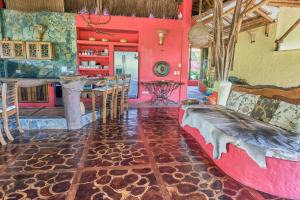ein Wohnzimmer mit einem Sofa und einem Tisch in der Unterkunft Finca Turística La Casa que Canta in Quimbaya