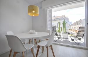 Balkón alebo terasa v ubytovaní The Luxor Apartment by Hello Homes Sitges + 28 fotografií