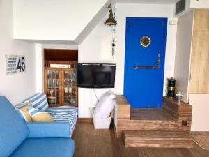 シッチェスにあるThe Magic Sea Front by Hello Homes Sitgesのリビングルーム(青いドア、青いソファ付)