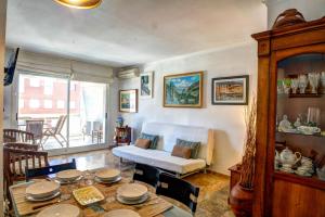Posezení v ubytování The Rose by Hello Homes Sitges + 16 fotografií