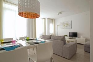 Posezení v ubytování Warm Sands Apartment by Hello Homes Sitges