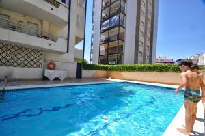 Bazén v ubytování The Rose by Hello Homes Sitges nebo v jeho okolí