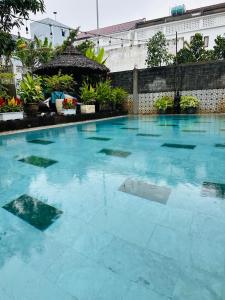 een groot zwembad met blauw water bij Water Palm Residence in Hiếu Nhơn