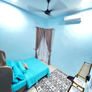 een blauwe kamer met een bed en een plafond bij Homestay 2 Story Wakaf Che Yeh in Kota Bharu