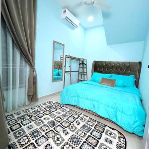 een blauwe slaapkamer met een bed en een spiegel bij Homestay 2 Story Wakaf Che Yeh in Kota Bharu
