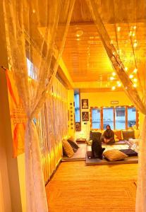 En eller flere senge i et værelse på Buddha house 2