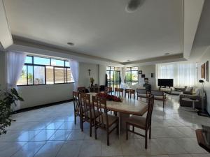 comedor y sala de estar con mesa y sillas en Edifício Monte Sinai en Cabedelo