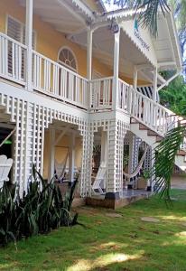 Casa blanca grande con porche y hamacas en Looking Good Surf House San Juan del Sur en San Juan del Sur