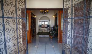un pasillo en una casa con una puerta abierta en Ocean View Villa 1 - 5 bedroom rate home en Cap Estate