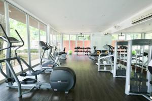 ein Fitnessstudio mit vielen Laufbändern und Crosstrainern in der Unterkunft Tinidee Golf Resort Phuket in Kathu