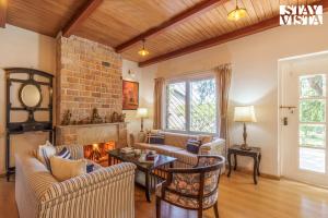 Χώρος καθιστικού στο The Deck by StayVista - Country house architecture with Valley View