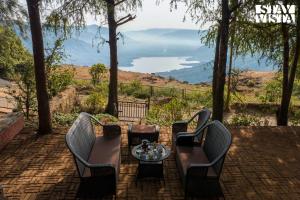 Mynd úr myndasafni af The Deck by StayVista - Country house architecture, Meticulously landscaped lawns & a captivating valley view í Mahābaleshwar