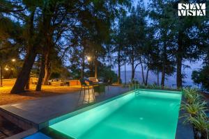 Πισίνα στο ή κοντά στο The Deck by StayVista - Country house architecture with Valley View