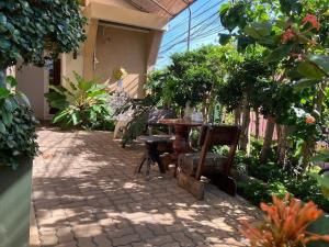 une terrasse avec une table, des chaises et des plantes dans l'établissement Rimklong boutique hotel trad, à Trat