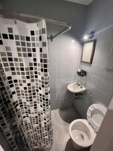 La salle de bains est pourvue de toilettes et d'un lavabo. dans l'établissement Apartamento zona Embajada USA - Plaza Italia by Debarrio Aparts, à Buenos Aires