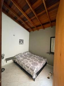 um quarto com uma cama num quarto em Casa cómoda y amplia en laureles em Medellín