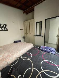 um quarto com uma cama e um tapete em Casa cómoda y amplia en laureles em Medellín