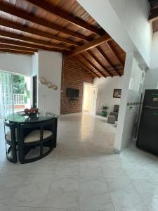 uma sala de estar com uma mesa preta e uma televisão em Casa cómoda y amplia en laureles em Medellín