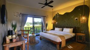 Barahi Jungle Lodge tesisinde bir odada yatak veya yataklar