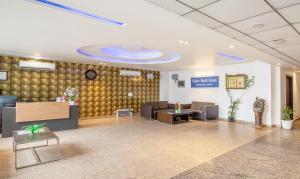 a lobby with a waiting room with a blue ceiling at Treebo Trend White Rock - Sohna Road in Gurgaon