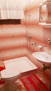 een badkamer met een toilet en een wastafel bij Apartments Sunset - 80 m from sea in Stanići