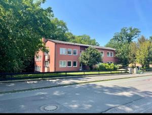 a building on the side of a street at Apartment in ruhiger Lage-Waschmaschine-Balkon in Wolfsburg