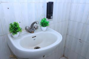 Hotel Global Inn By Quality Inn tesisinde bir banyo