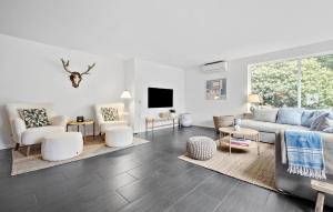 ein Wohnzimmer mit einem Sofa und Stühlen in der Unterkunft Stunning Home In Hornbk With Kitchen in Hornbæk