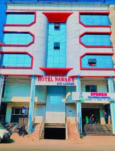 un edificio con un letrero de hotel en él en Hotel Nawab's, en Karīmnagar