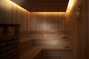 una sauna de madera con un reloj en la pared en The Ritz-Carlton, Tokyo en Tokio
