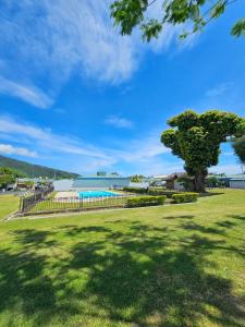 un parc avec une clôture et une masse d'eau dans l'établissement House in a private residential area, à Paea