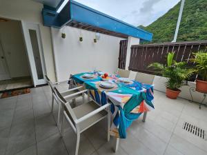 una mesa con un mantel azul en el balcón en House in a private residential area, en Paea