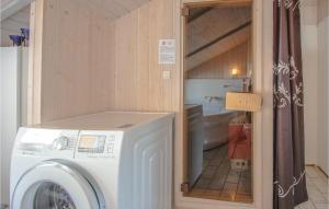 Et badeværelse på Amazing Home In Sjlund With 2 Bedrooms, Sauna And Wifi