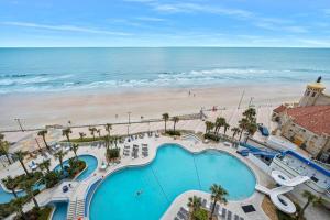 - une vue sur la piscine et la plage dans l'établissement Luxury 10th Floor 1 BR Condo Direct Oceanfront Wyndham Ocean Walk Resort Daytona Beach | 1006, à Daytona Beach