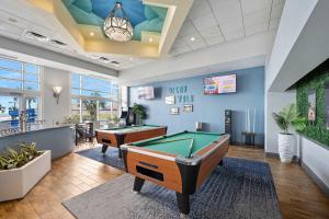 Televiisor ja/või meelelahutuskeskus majutusasutuses Luxury 10th Floor 1 BR Condo Direct Oceanfront Wyndham Ocean Walk Resort Daytona Beach | 1006