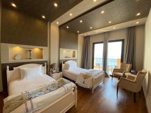 Gulta vai gultas numurā naktsmītnē Dream Inn Apartments - Luxury 2 BR Mina Al Fajer - Harbor View - Al Fujairah