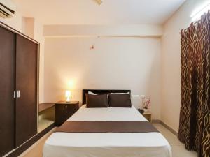 Rúm í herbergi á OYO Hotel Srinivasa Grand